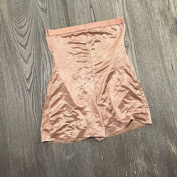 NWOT Skims Barely There High-Waisted Shortie Elastic Waistband Raw Cut Leg Tan M - Picture 2 of 3